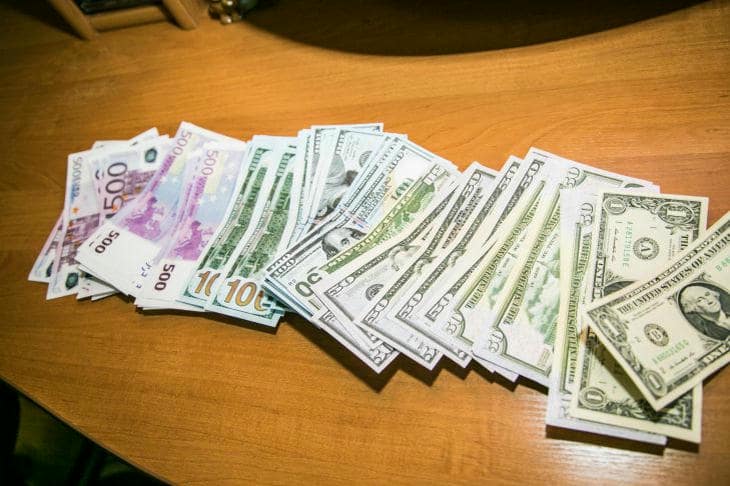 Hvor mye penger lekker ut gjennom vinduene: diskrete flyhacks for reelle besparelser